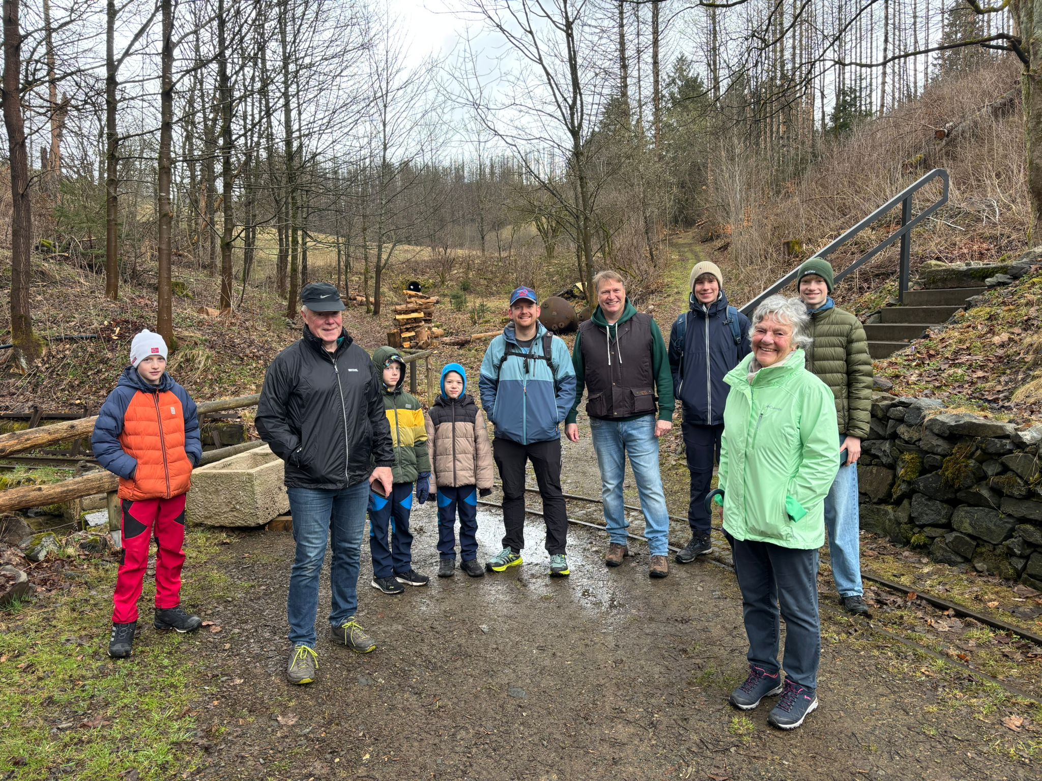 Eine Wandergruppe steht vor der Grube Roter Bär in Sankt Andreasberg