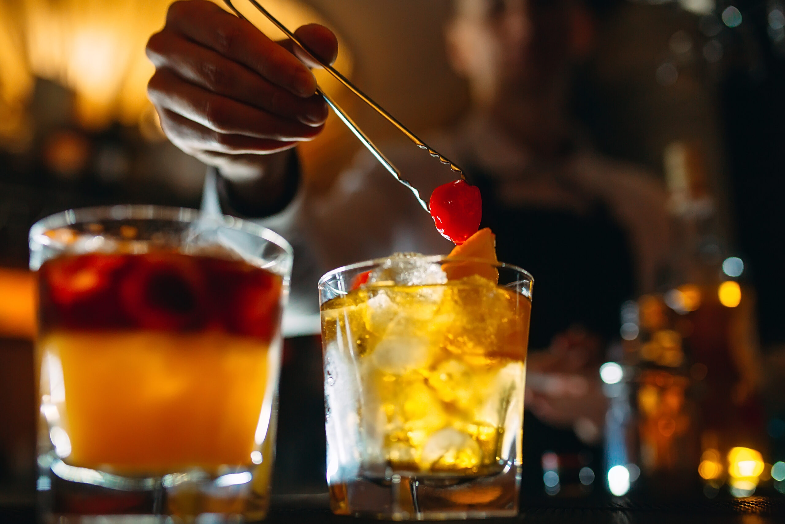 Barkeeper bereit frische Drinks vor.